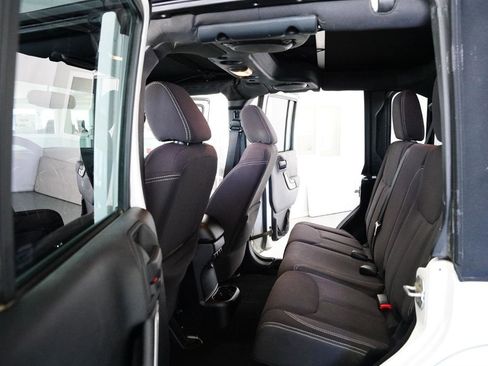 Used 2013 Jeep Wrangler Unlimited Sahara image 10