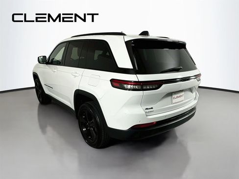 Used 2023 Jeep Grand Cherokee Altitude AWD/4WD image 10