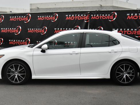 Used 2023 Toyota Camry SE image 4