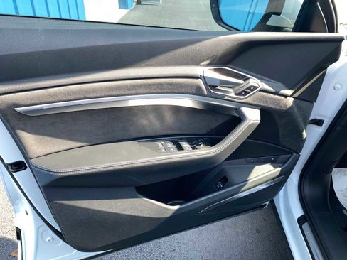 Used 2021 Audi e-tron Prestige w/ Prestige Package image 37