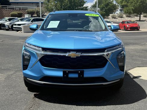 Used 2025 Chevrolet Trax LT FWD image 3