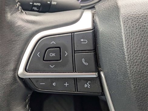 Used 2024 Toyota Highlander XLE image 11