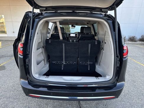 Used 2023 Chrysler Pacifica Touring-L FWD image 18