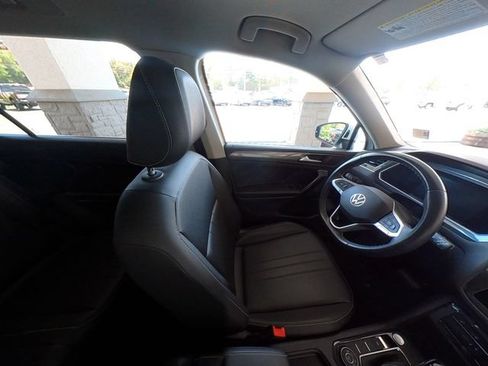 Used 2023 Volkswagen Tiguan SE AWD/4WD image 35