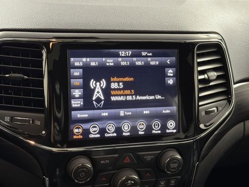 Used 2021 Jeep Grand Cherokee Laredo X image 18