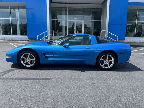 Used 2000 Chevrolet Corvette Coupe w/ Performance Handling Pkg RWD image 4