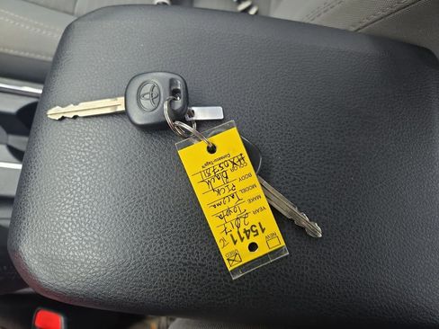 Used 2017 Toyota Tacoma SR image 33