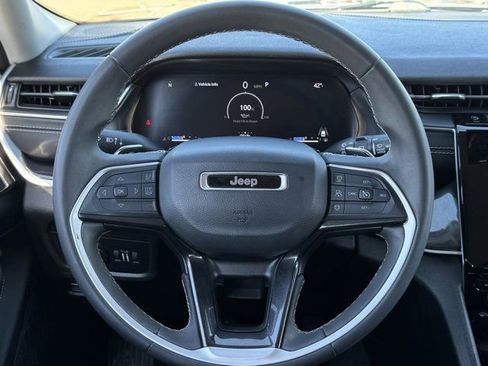 Used 2023 Jeep Grand Cherokee Laredo image 13