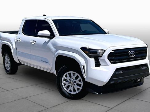 Used 2025 Toyota Tacoma SR5 AWD/4WD image 3