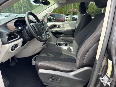 Used 2019 Chrysler Pacifica Touring Plus w/ Advanced Safetytec Group FWD image 9