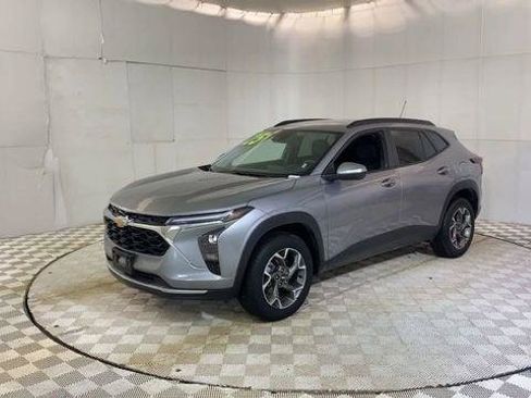 Used 2025 Chevrolet Trax LT FWD image 5