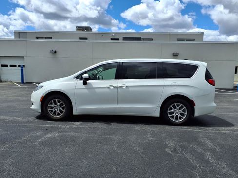 Used 2022 Chrysler Voyager LX FWD image 9