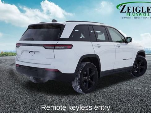 Used 2023 Jeep Grand Cherokee Altitude image 3