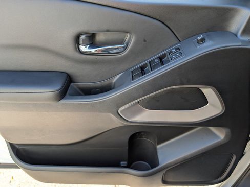 Certified 2025 Nissan Frontier SV image 27