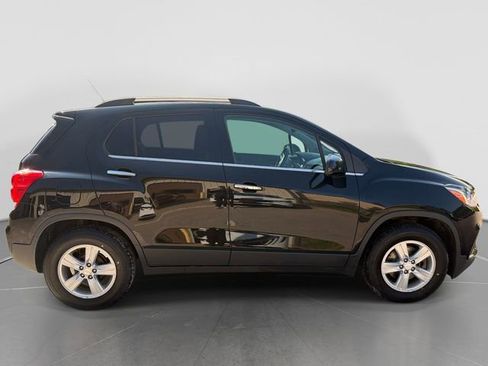 Used 2019 Chevrolet Trax LT w/ LT Convenience Package FWD image 2