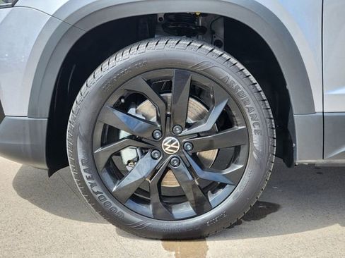 New 2024 Volkswagen Taos SE image 7