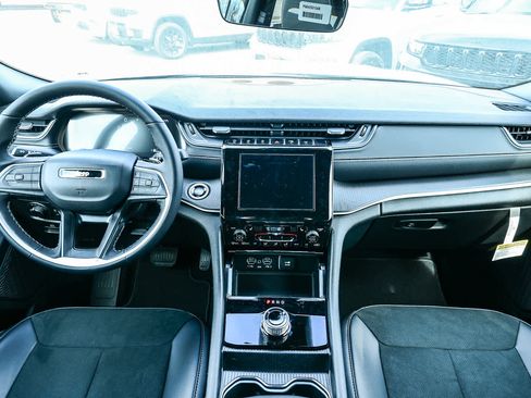 New 2025 Jeep Grand Cherokee Altitude image 16