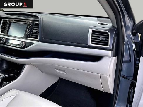 Used 2018 Toyota Highlander XLE w/ Carpet Mat Package (TMS) AWD/4WD image 19