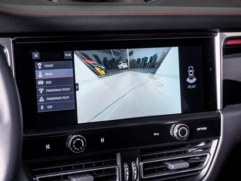 Certified 2025 Porsche Macan AWD/4WD image 22