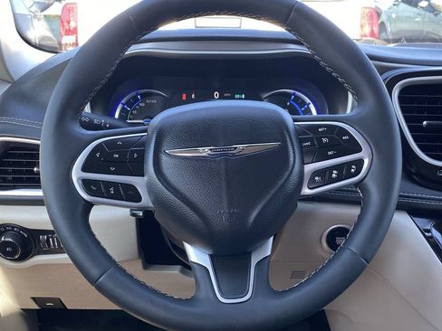 Used 2023 Chrysler Pacifica Touring-L FWD image 25
