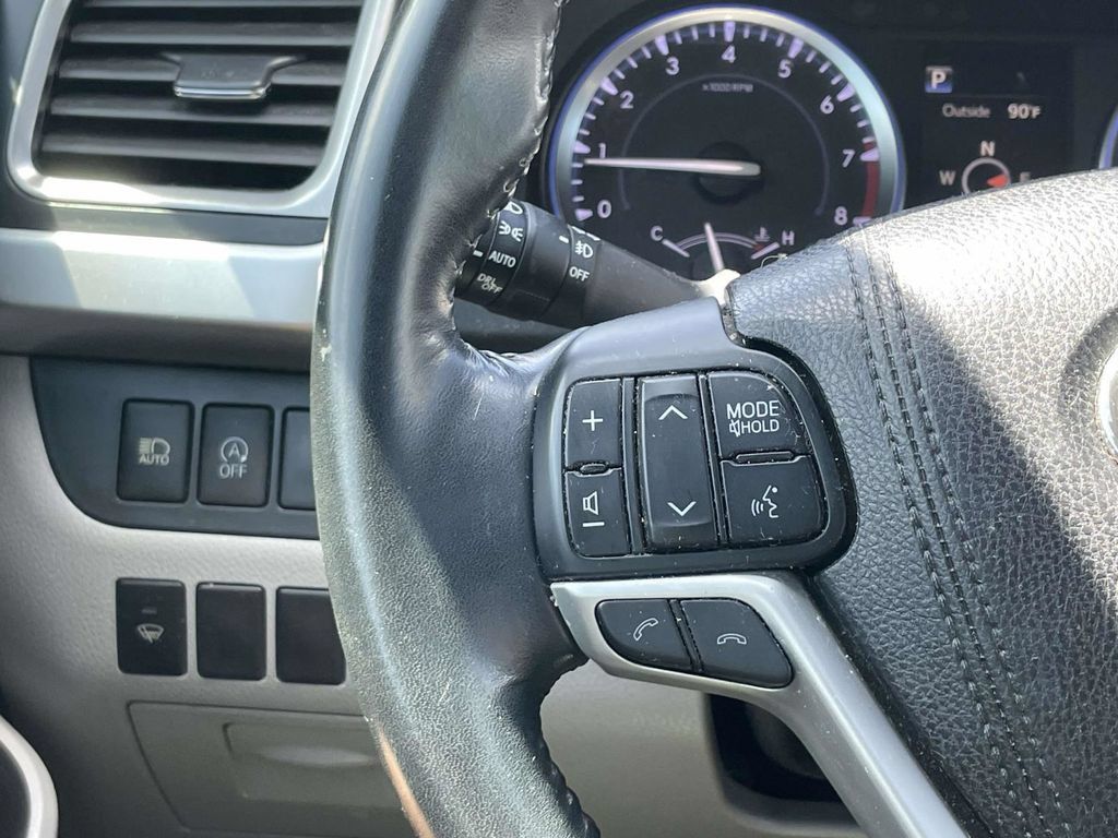 Used 2017 Toyota Highlander XLE AWD/4WD image 31