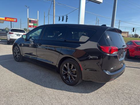 Used 2020 Chrysler Pacifica Touring w/ S Appearance Package FWD image 7