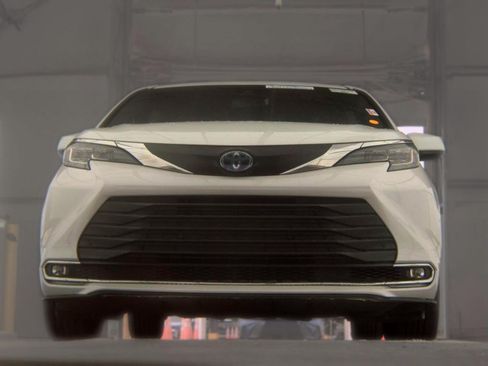 Used 2022 Toyota Sienna XLE w/ XLE Plus Package FWD image 2