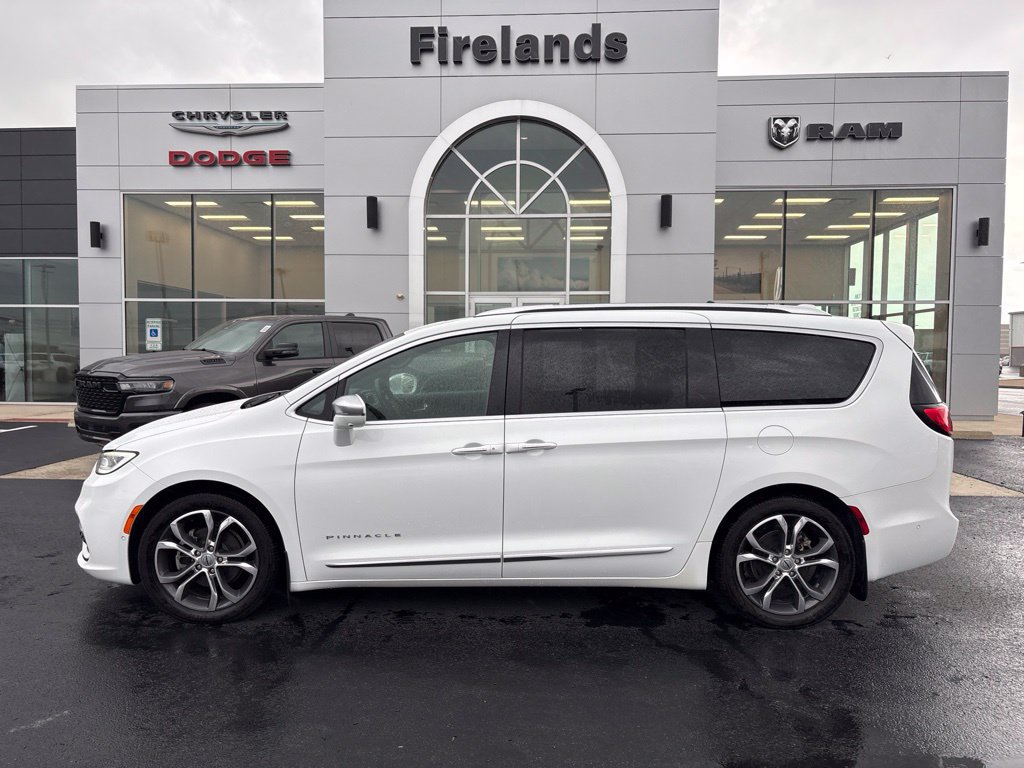 Used 2022 Chrysler Pacifica Pinnacle FWD image 2