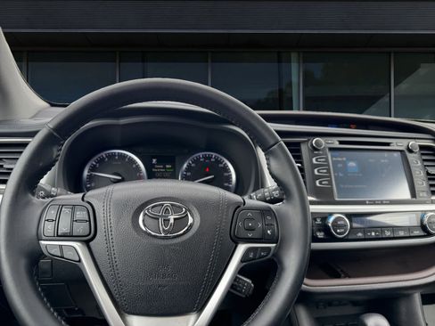Used 2018 Toyota Highlander XLE AWD/4WD image 4