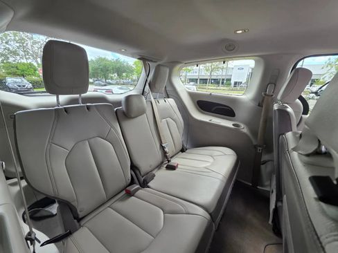 Used 2017 Chrysler Pacifica Touring-L FWD image 20