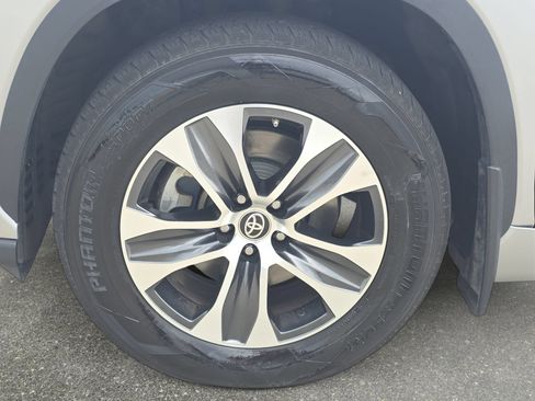 Used 2022 Toyota Highlander XLE AWD/4WD image 32