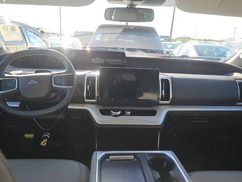 Used 2025 Ford Expedition Active AWD/4WD image 8