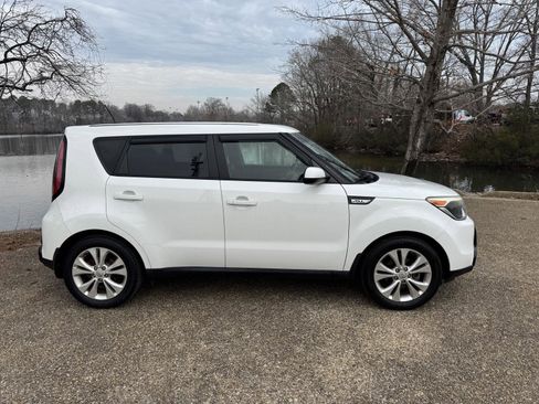 Used 2016 Kia Soul + image 3