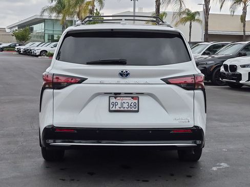 Used 2024 Toyota Sienna Platinum FWD image 9