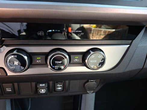 Used 2018 Toyota Tacoma SR5 AWD/4WD image 15