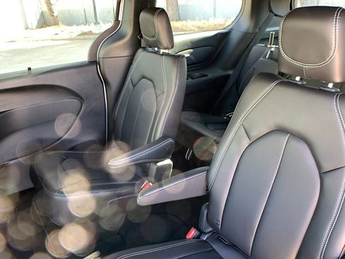 New 2026 Chrysler Pacifica Select AWD/4WD image 22