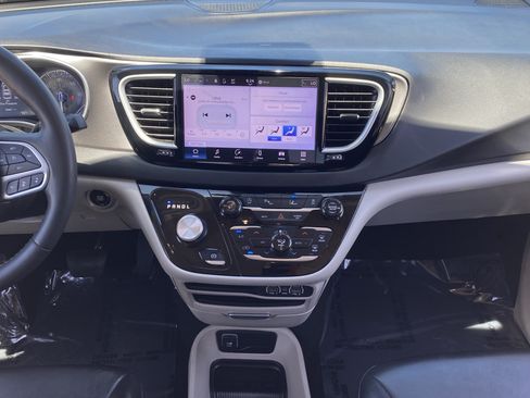 Certified 2024 Chrysler Pacifica Touring-L FWD image 13