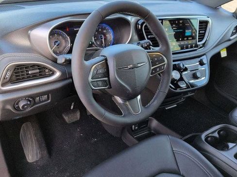 New 2026 Chrysler Pacifica Select AWD/4WD image 11