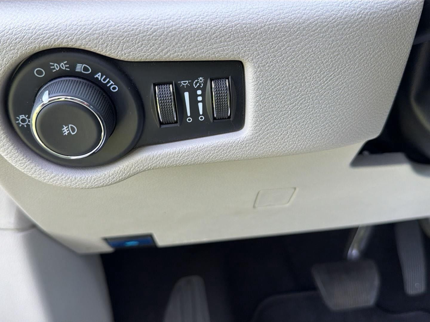 Used 2024 Chrysler Pacifica Touring-L FWD image 16