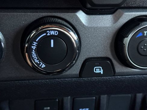 Used 2020 Toyota Tacoma SR5 AWD/4WD image 30