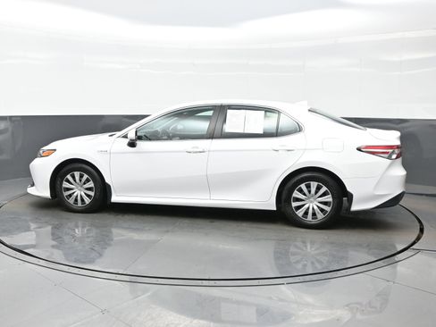 Used 2019 Toyota Camry LE image 3