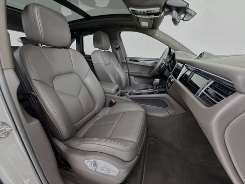 Certified 2025 Porsche Macan AWD/4WD image 30