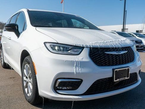 New 2026 Chrysler Pacifica Select AWD/4WD image 4
