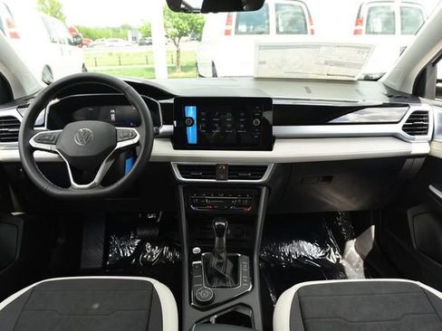 New 2026 Volkswagen Taos SE image 7