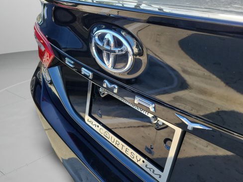 Used 2018 Toyota Camry SE w/ Convenience Package FWD image 30