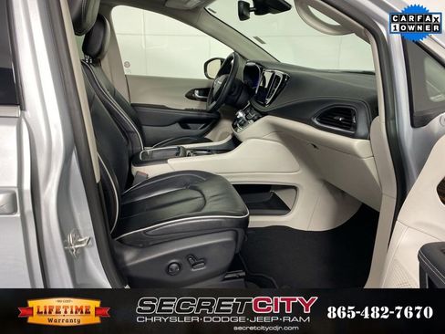 Used 2024 Chrysler Pacifica Limited image 33