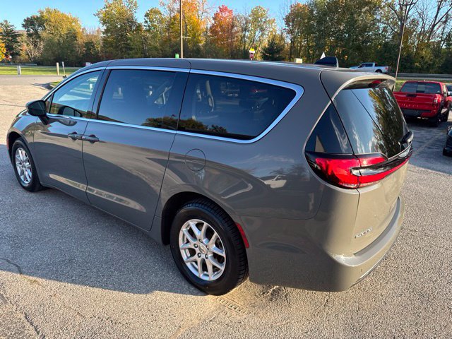 Used 2023 Chrysler Pacifica Touring-L FWD image 23