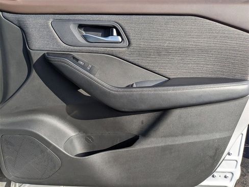 Used 2023 Nissan Rogue SV image 34