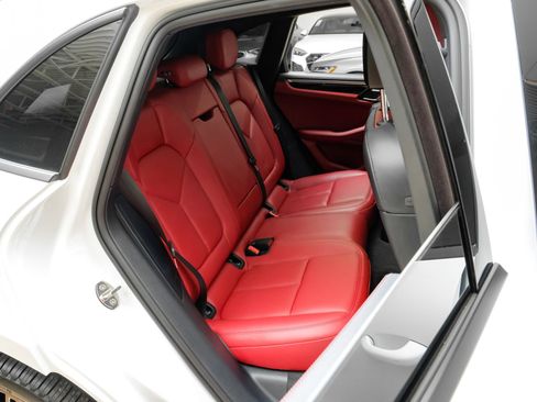 Used 2023 Porsche Macan AWD/4WD image 38
