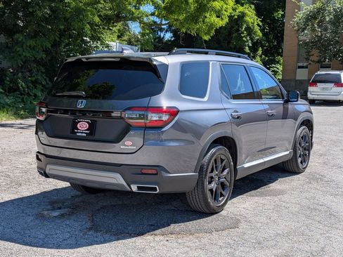 Used 2025 Honda Pilot Touring image 3